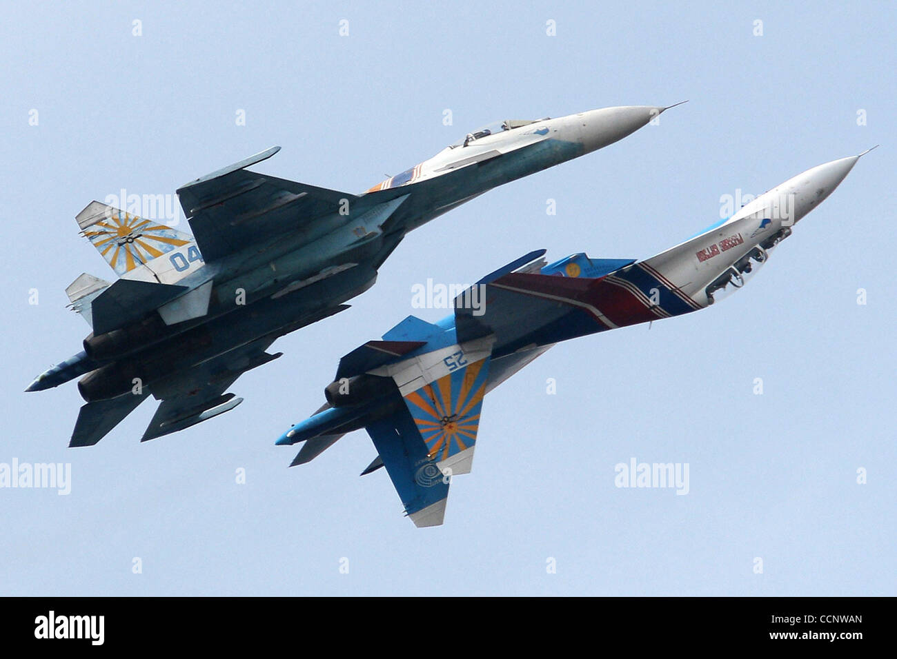 Zwei russische Kampfjets der berühmten Kunstflugstaffel "Russkiye Vityazi" ("Russian Knights") haben auf Sonntag, 16. August 2009 in der Nähe von Zhukhovsky Flugplatz östlich von Moskau, wo sie für die Luft-und Raumfahrt-Ausstellung MAKS 2009 üben waren, kollidierte Russiaís voraussichtlich am Dienstag, den 18. August starten 2009.der vi Stockfoto