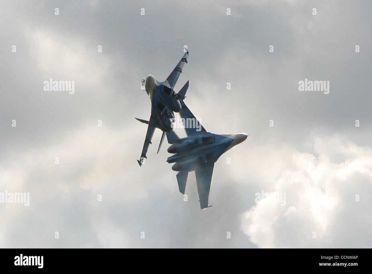 Zwei russische Kampfjets der berühmten Kunstflugstaffel "Russkiye Vityazi" ("Russian Knights") haben auf Sonntag, 16. August 2009 in der Nähe von Zhukhovsky Flugplatz östlich von Moskau, wo sie für die Luft-und Raumfahrt-Ausstellung MAKS 2009 üben waren, kollidierte Russiaís voraussichtlich am Dienstag, den 18. August starten 2009.der vi Stockfoto