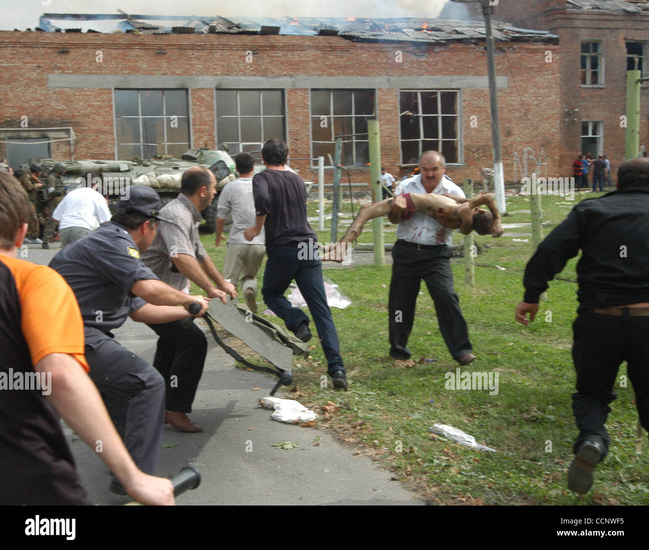 Fünf Jahre nach der Beslan Schule-Belagerung; im Bild: einheimische Schulkinder - Geiseln zu retten. Stockfoto