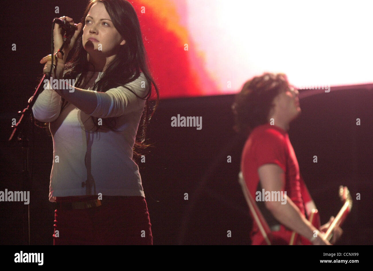 14. Juni 2003; Irvine, CA, USA; Geschwister (Gesang, Gitarre) JACK und MEG WHITE (Schlagzeug, Gesang) von "The White Stripes" bei den KROQ Weenie Braten 2003 abgehaltenen Verison Wireless Amphitheater. Stockfoto