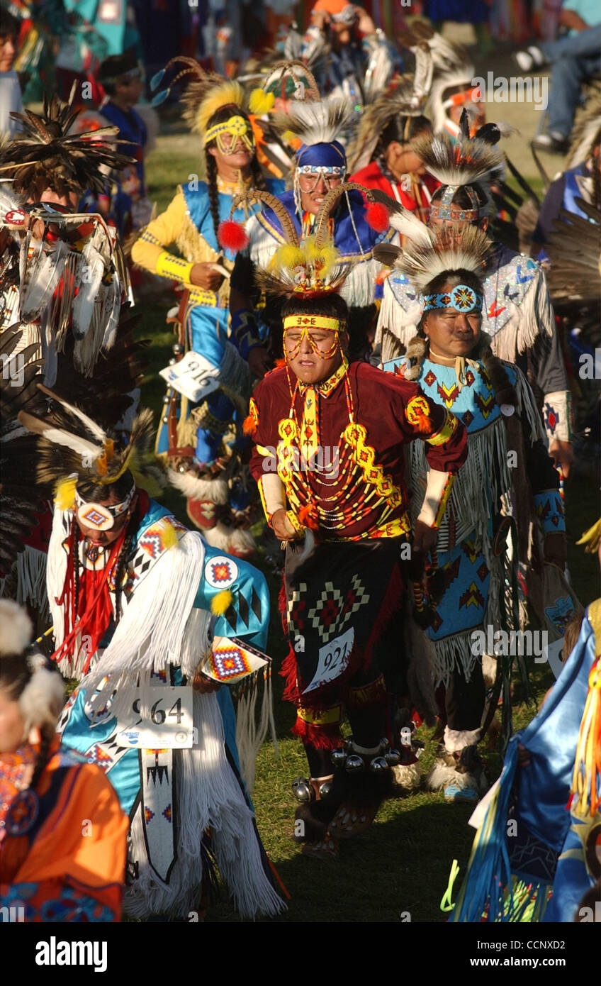 11. Juli 2003; Browning, MT, USA; Traditionelle Tänzer während der North American Indian Tage Powwow in Browning, Mt Dies ist der 52. jährlichen Ablauf der Veranstaltung die indische Tänzer und Besucher aus der ganzen Land zieht. Browning ist die Hauptstadt der Blackfeet-Nation-Reservation. Manda Stockfoto