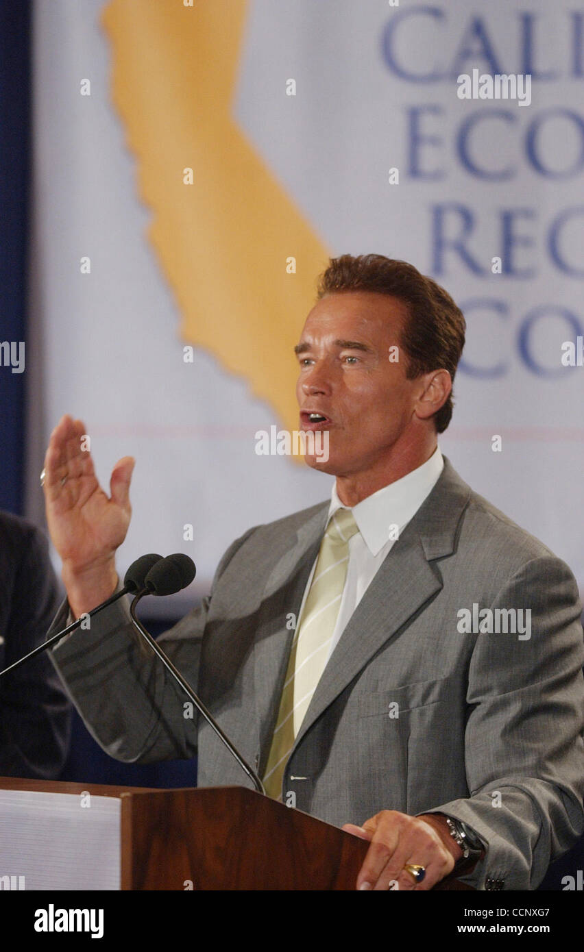 20. August 2003; Los Angeles, Kalifornien, USA; Kalifornien Gubernatorial Anwärter ARNOLD SCHWARZENEGGER, ehemaliger Staatssekretär George Schultz und Milliardär Warren Buffet spricht über seine europäische Konjunkturprogramm nach Kalifornien Economic Recovery Council treffen, dass er die Wes besuchte in Begleitung Stockfoto