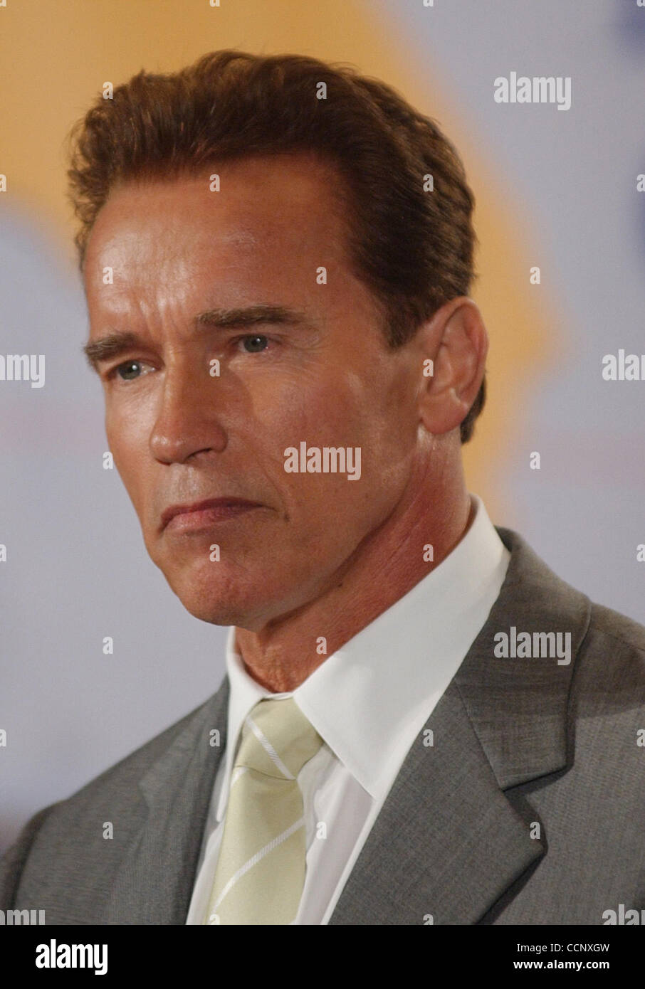 20. August 2003; Los Angeles, Kalifornien, USA; Kalifornien Gubernatorial Anwärter ARNOLD SCHWARZENEGGER, ehemaliger Staatssekretär George Schultz und Milliardär Warren Buffet spricht über seine europäische Konjunkturprogramm nach Kalifornien Economic Recovery Council treffen, dass er die Wes besuchte in Begleitung Stockfoto