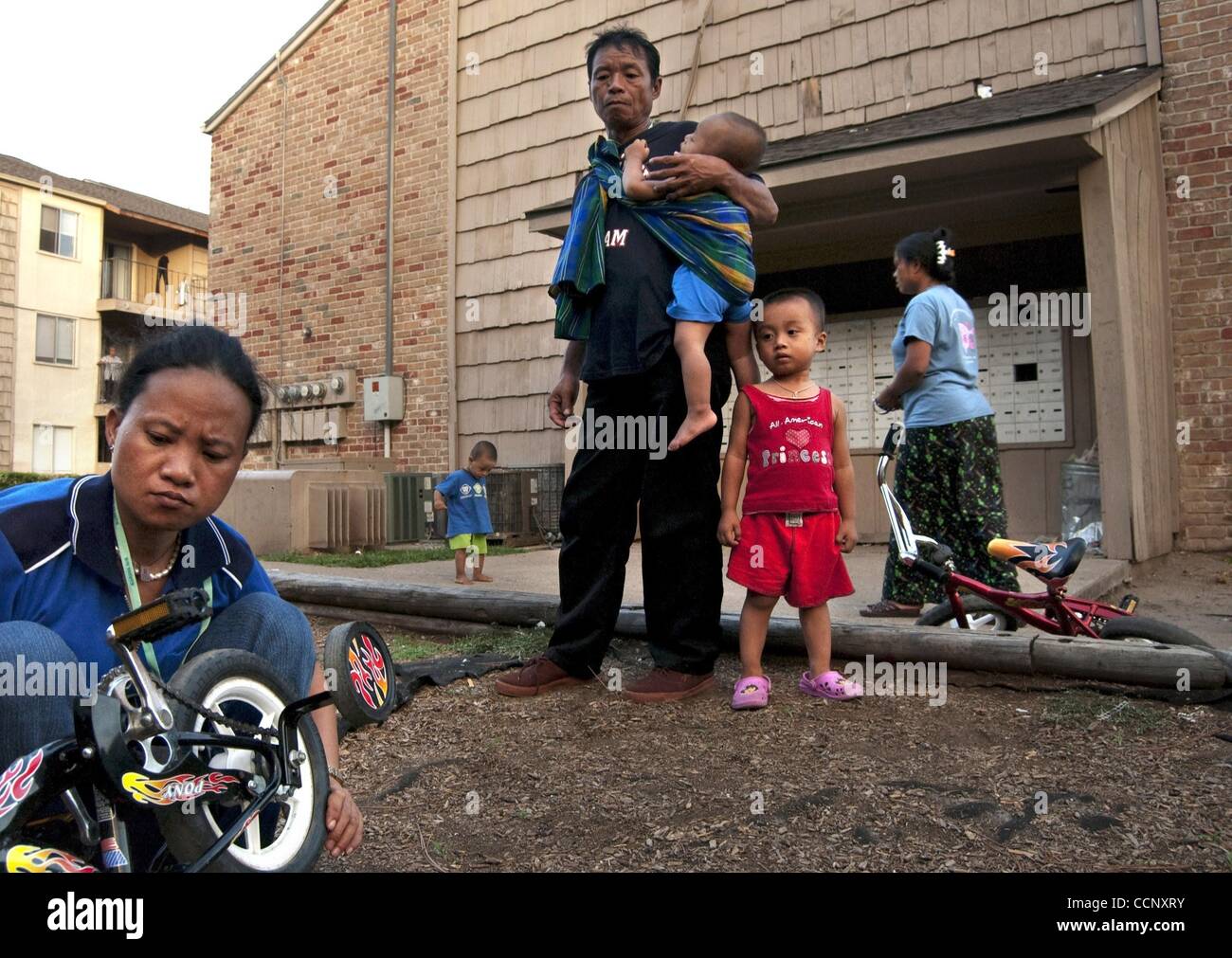 21. Februar 2004 - Houston, Texas, USA - die Myanmarer im Sun Blossom Apartments auf Ranchester Laufwerk. Mehr als 100 birmanische Familien leben jetzt bei Blossom Sonnenberg und seine Schwester komplexe auf der anderen Straßenseite. Eine neue Familie scheint jede Woche erscheinen. Sie treten welche Flüchtling Arbeitnehmer des Stockfoto