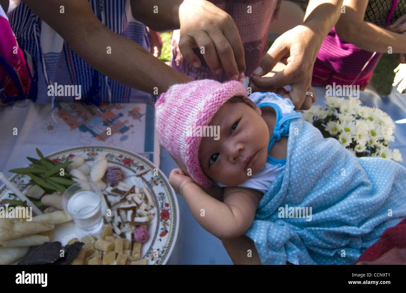 21. Februar 2004 erfährt - Houston, Texas, USA - A Baby Teil einer Feier zu Ehren der Ernte Sonne Blüte Apartments. Mehr als 100 birmanische Familien leben jetzt bei Blossom Sonnenberg und seine Schwester komplexe auf der anderen Straßenseite. Eine neue Familie scheint jede Woche erscheinen. Sie treten welche Flüchtlingshochkommissar Stockfoto