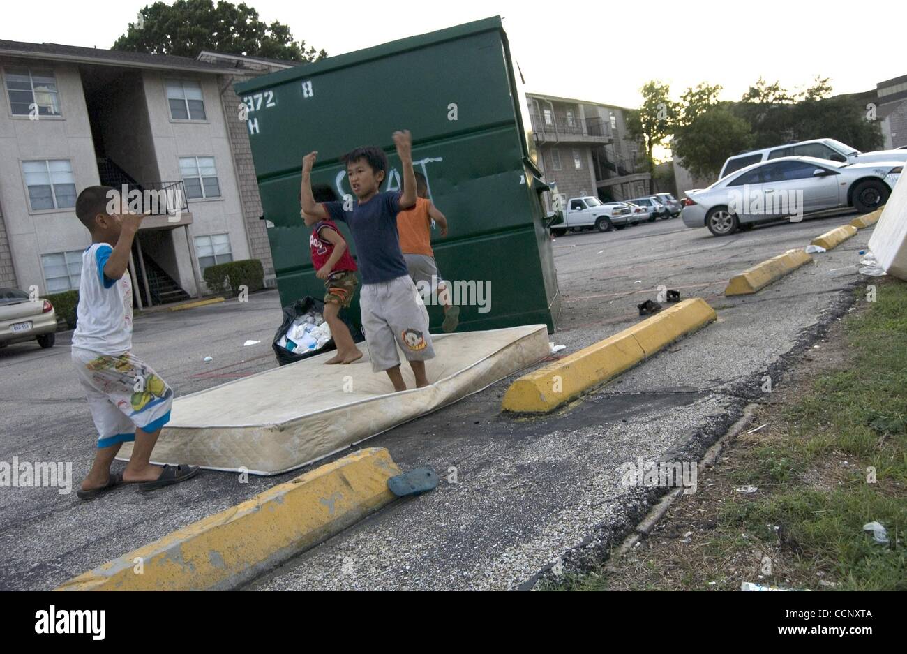 21. Februar 2004 - Houston, Texas, USA - Kinder wandern manchmal die Sonne Blüte Apartmentanlage auf eigene Faust, wie sie in Flüchtlingslagern, wo die Gemeinschaft sorgte dafür, dass sie sicher waren. Mehr als 100 birmanische Familien leben jetzt bei Blossom Sonnenberg und seine Schwester komplexe auf der anderen Straßenseite. Eine neue f Stockfoto