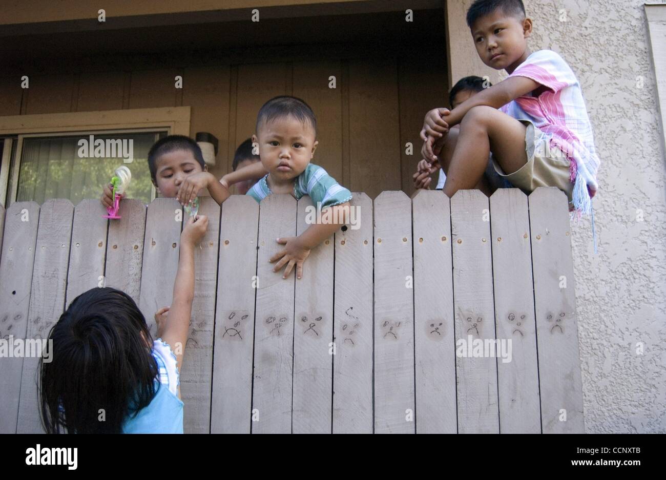21. Februar 2004 - Houston, Texas, USA - Kinder wandern manchmal die Sonne Blüte Apartmentanlage auf eigene Faust, wie sie in Flüchtlingslagern, wo die Gemeinschaft sorgte dafür, dass sie sicher waren. Mehr als 100 birmanische Familien leben jetzt bei Blossom Sonnenberg und seine Schwester komplexe auf der anderen Straßenseite. Eine neue f Stockfoto