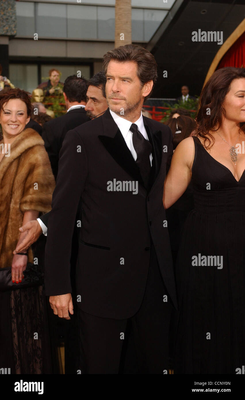 29. Februar 2004; Hollywood, Kalifornien, USA; Oscar-Verleihung 2004: Schauspieler PIERCE BROSNAN und seine Frau KEELY SHAYE SMITH erreichen die 76. Oscar-Verleihung im Kodak Theatre in Hollywood statt. Stockfoto