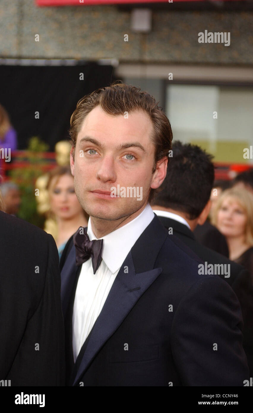 29. Februar 2004; Hollywood, Kalifornien, USA; Oscar-Verleihung 2004: Schauspieler JUDE LAW der 76th Annual Academy Awards, angekommen im Kodak Theater statt. Stockfoto