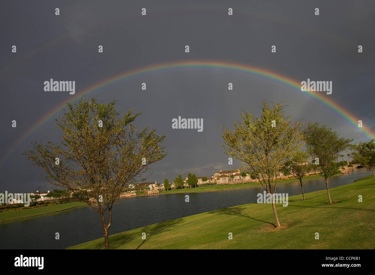 22. Oktober 2010 - scheint Chandler, Arizona, Vereinigte Staaten von Amerika - nach einem Regen Sturm ein doppelter Regenbogen über einer kleinen Gemeinschaft von Häusern in Chandler, Arizona. (Kredit-Bild: © gen Lower/Southcreek Global/ZUMApress.com) Stockfoto