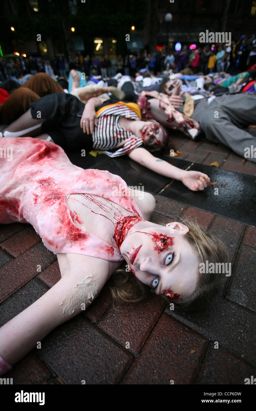 23. Oktober 2010 gehörte - Seattle, Washington, USA - HOLLY HODSON 278 Menschen angezogen als Zombies in Occidental Park zu Michael Jacksons "Thriller" als Teil der Nervenkitzel der Welt-Versuch, den Weltrekord für den größten gleichzeitige Thriller Tanz zu tanzen.  Gruppen in den Städten auf der ganzen die wor Stockfoto