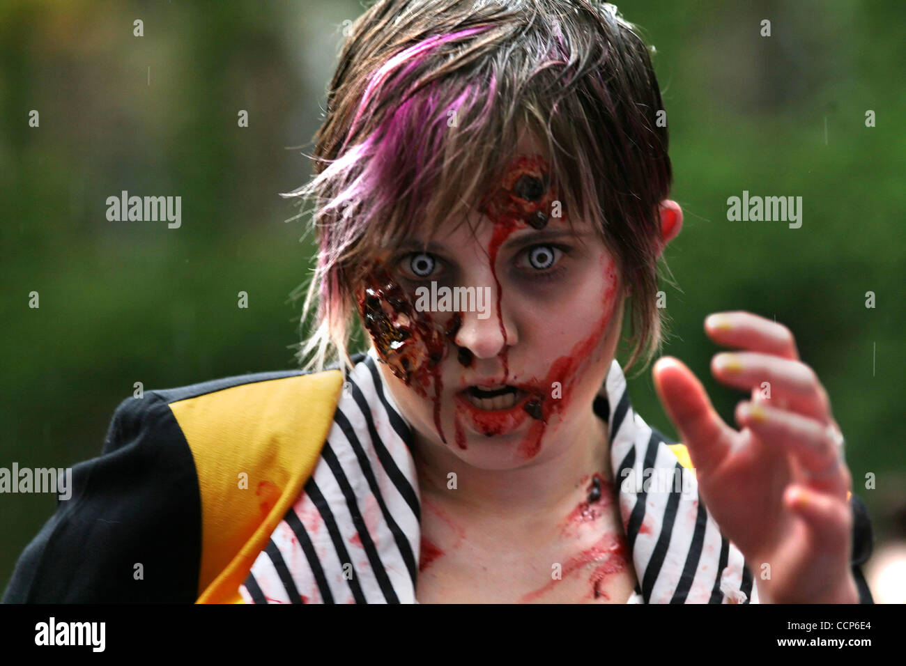 23. Oktober 2010 - verkleidet Seattle, Washington, USA - einem der 278 Personen als Zombies zu Michael Jacksons "Thriller" als Teil der Nervenkitzel im Occidental Park tanzen den Welt-Versuch, den Weltrekord für den größten gleichzeitige Thriller Tanz.  Gruppen in den Städten auf der ganzen Welt teilgenommen. Stockfoto