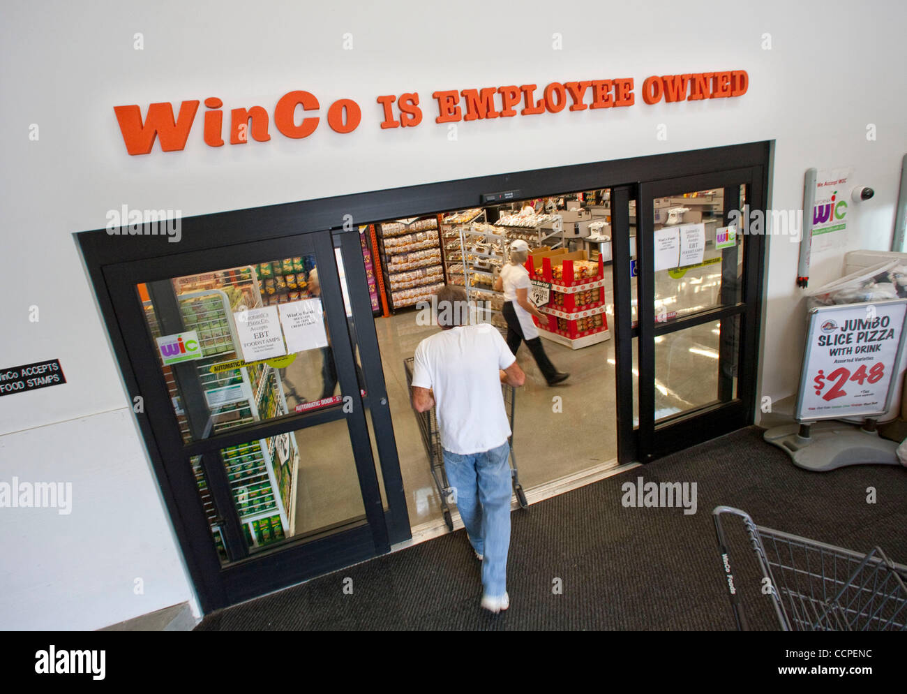 17. Oktober 2010 tritt - Hemet, Kalifornien, USA - A Shopper Masse produzieren WinCo Speicher in Hemet. WinCo Foods ist ein Mitarbeiter Supermarkt-Unternehmen mit Sitz in Boise, Idaho. Name des Unternehmens wurde durch die Mitarbeiter in den Filialen und Distributionszentren in einem Wettbewerb beschlossen, benennen die Stockfoto