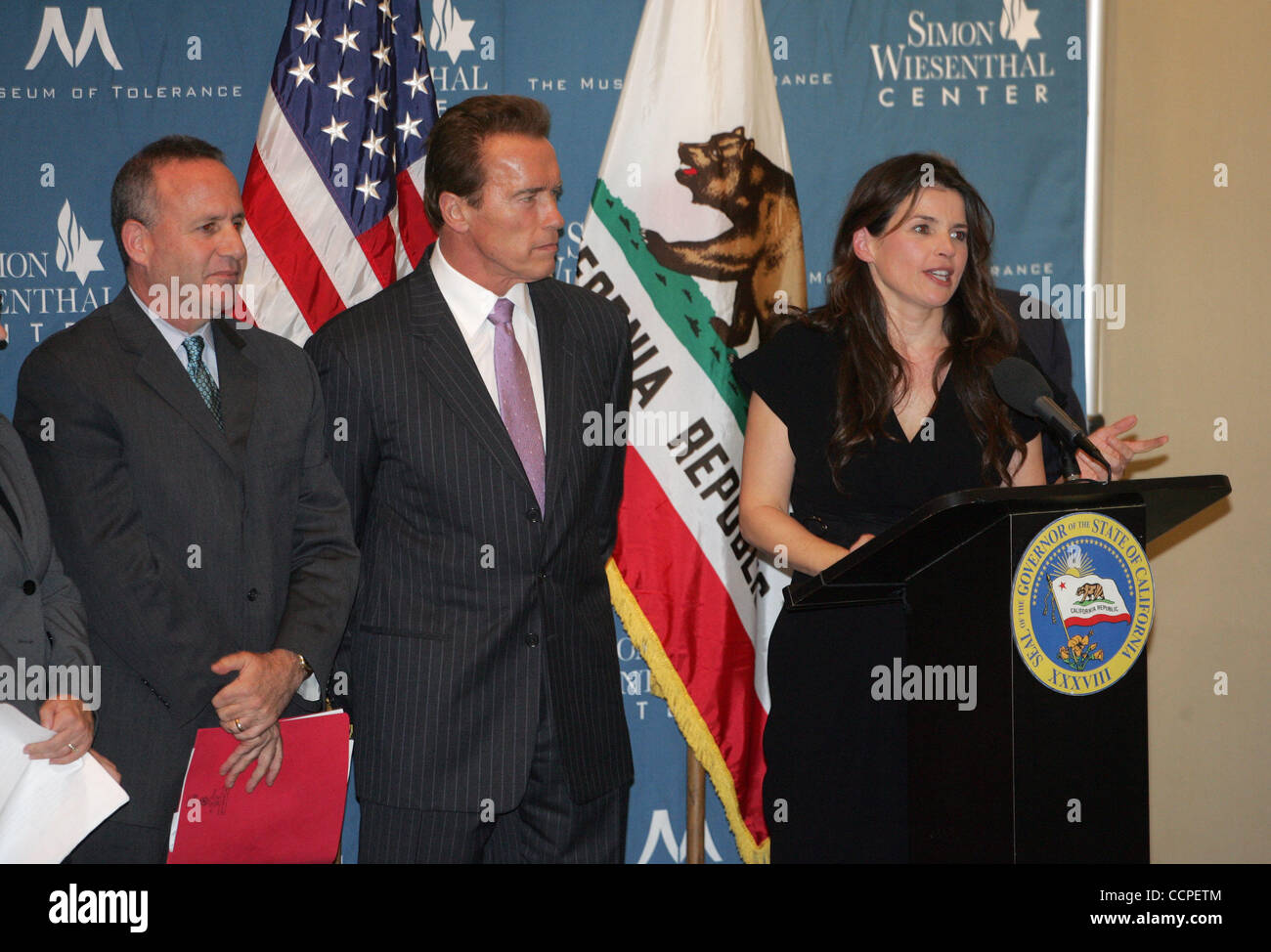 Kaliforniens Gouverneur Arnold Schwarzenegger (Mitte) schließt sich Schauspielerin Julia Ormond (L) und Präsident des Senats pro Tem Darrell Steinberg (R) (D – Sacramento) für die feierliche Unterzeichnung des Kalifornien Senat Bill 657 zur Beseitigung der Sklaverei und den Menschenhandel aus Produkt Lieferketten, um das Museum zu Stockfoto