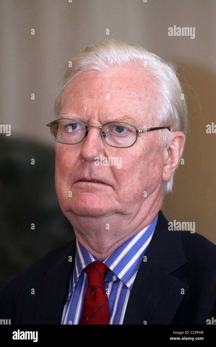 James Mirrlees, schottische Ökonom und Gewinner des 1996 Denkmal Nobelpreis für Wirtschaftswissenschaften beim Treffen mit Schülern des St. Petersburg State University of Economics and Finance. Stockfoto