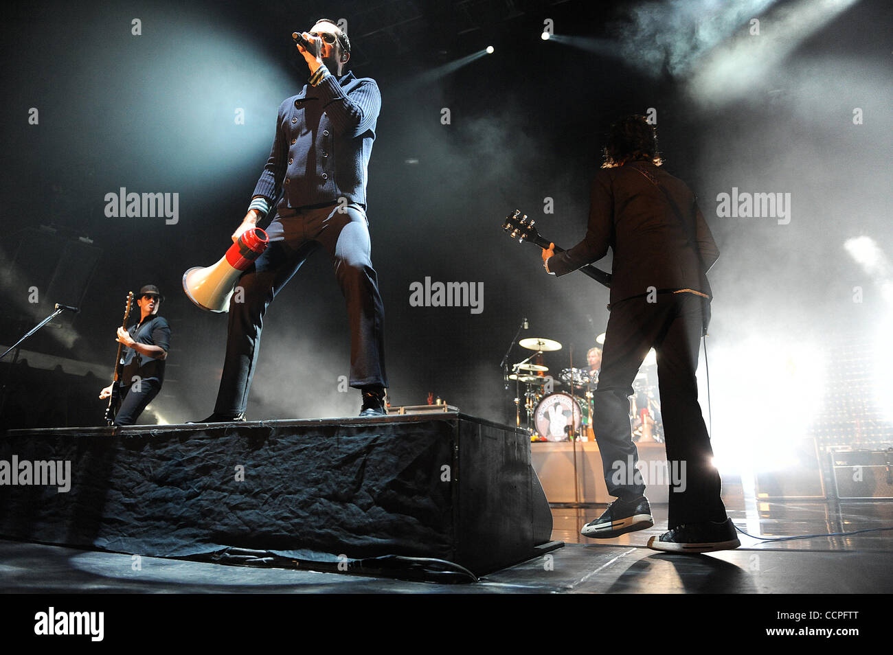 19. Oktober 2010 - Raleigh, North Carolina; USA - Sänger SCOTT WEILAND (R-L), Gutarist DEAN DELEO und Bass-Gitarrist ROBERT DELEO der Band die Stone Temple Pilots führt als ihre 2010 Tour macht Halt in Raleigh Boutique Amphitheater befindet sich in Dowtown Raleigh Leben. Copyright 2010 Jason Moore. Stockfoto