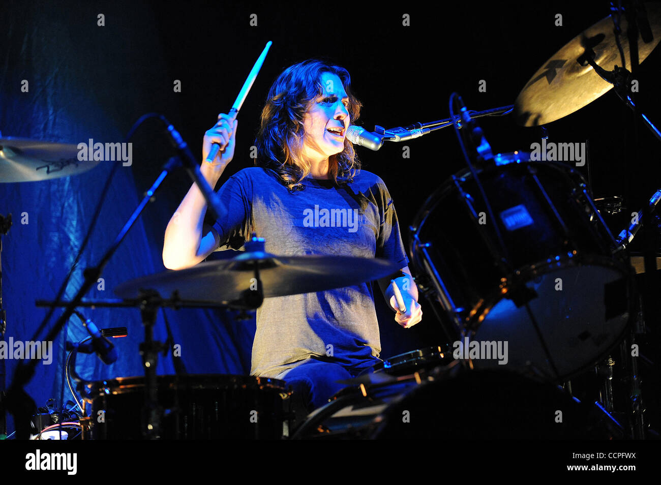 19. Oktober 2010 - Raleigh, North Carolina; USA - tritt Drummer LEAH SHAPIRO von der Band Black Rebel Motorcycle Club BRMC als ihre 2010 Tour macht Halt in Raleigh Boutique Amphitheater befindet sich in Dowtown Raleigh. Copyright 2010 Jason Moore. (Kredit-Bild: © Jason Moore/ZUMApress.com) Stockfoto