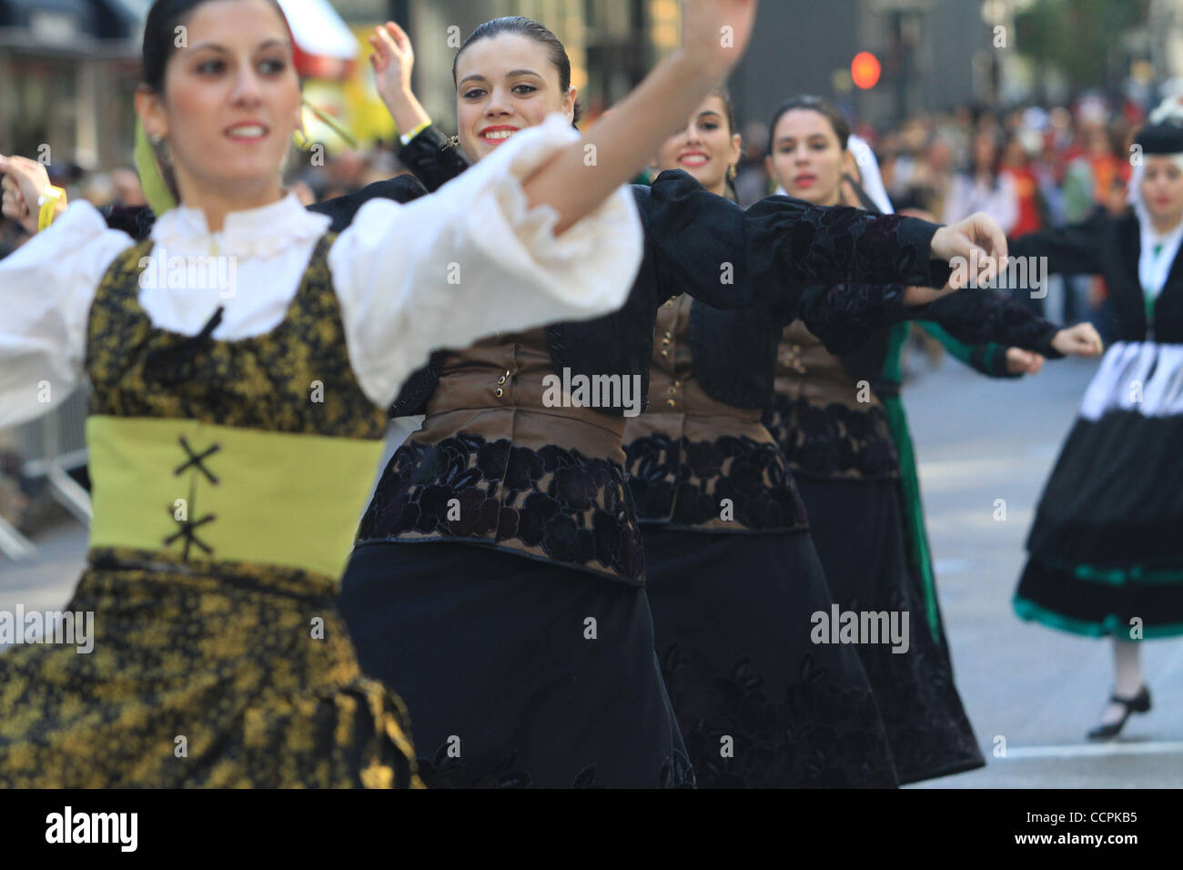 Parade-Besucher genießen die hispanischen Day Parade entlang der Fifth Avenue in Manhattan. Bildnachweis: Mariela Lombard/ZUMA Press. Stockfoto
