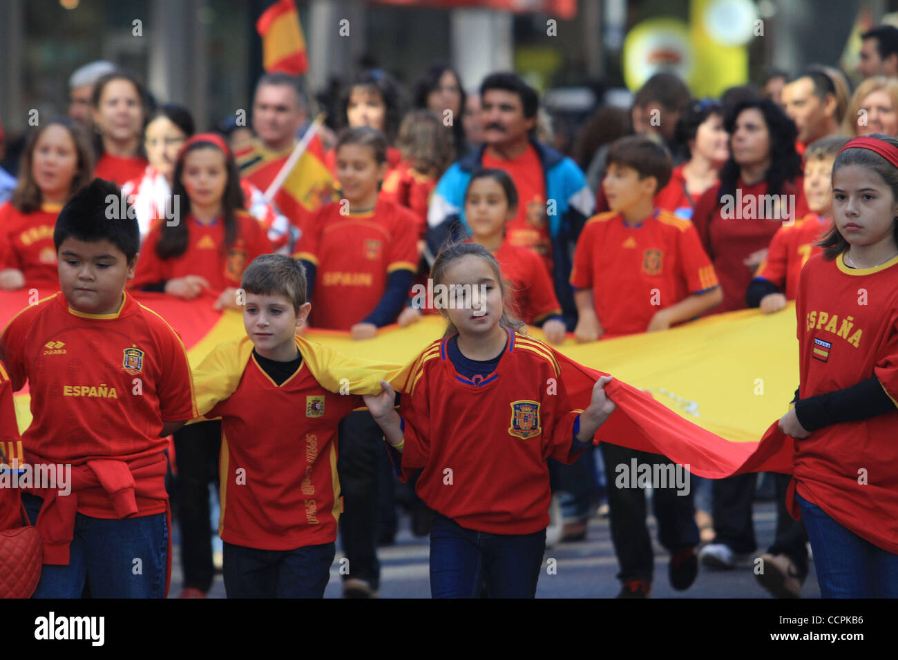 Parade-Besucher genießen die hispanischen Day Parade entlang der Fifth Avenue in Manhattan. Bildnachweis: Mariela Lombard/ZUMA Press. Stockfoto
