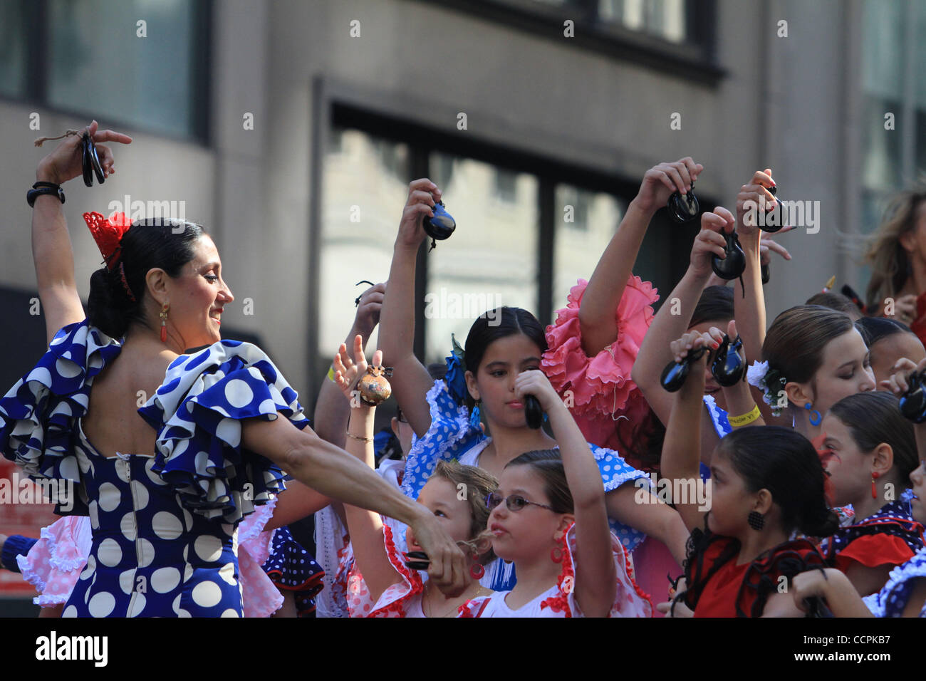 Parade-Besucher genießen die hispanischen Day Parade entlang der Fifth Avenue in Manhattan. Bildnachweis: Mariela Lombard/ZUMA Press. Stockfoto