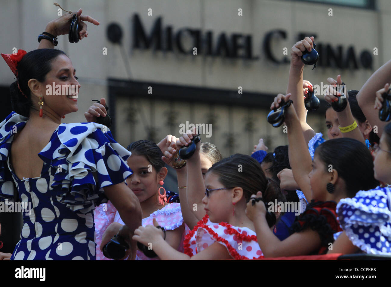 Parade-Besucher genießen die hispanischen Day Parade entlang der Fifth Avenue in Manhattan. Bildnachweis: Mariela Lombard/ZUMA Press. Stockfoto