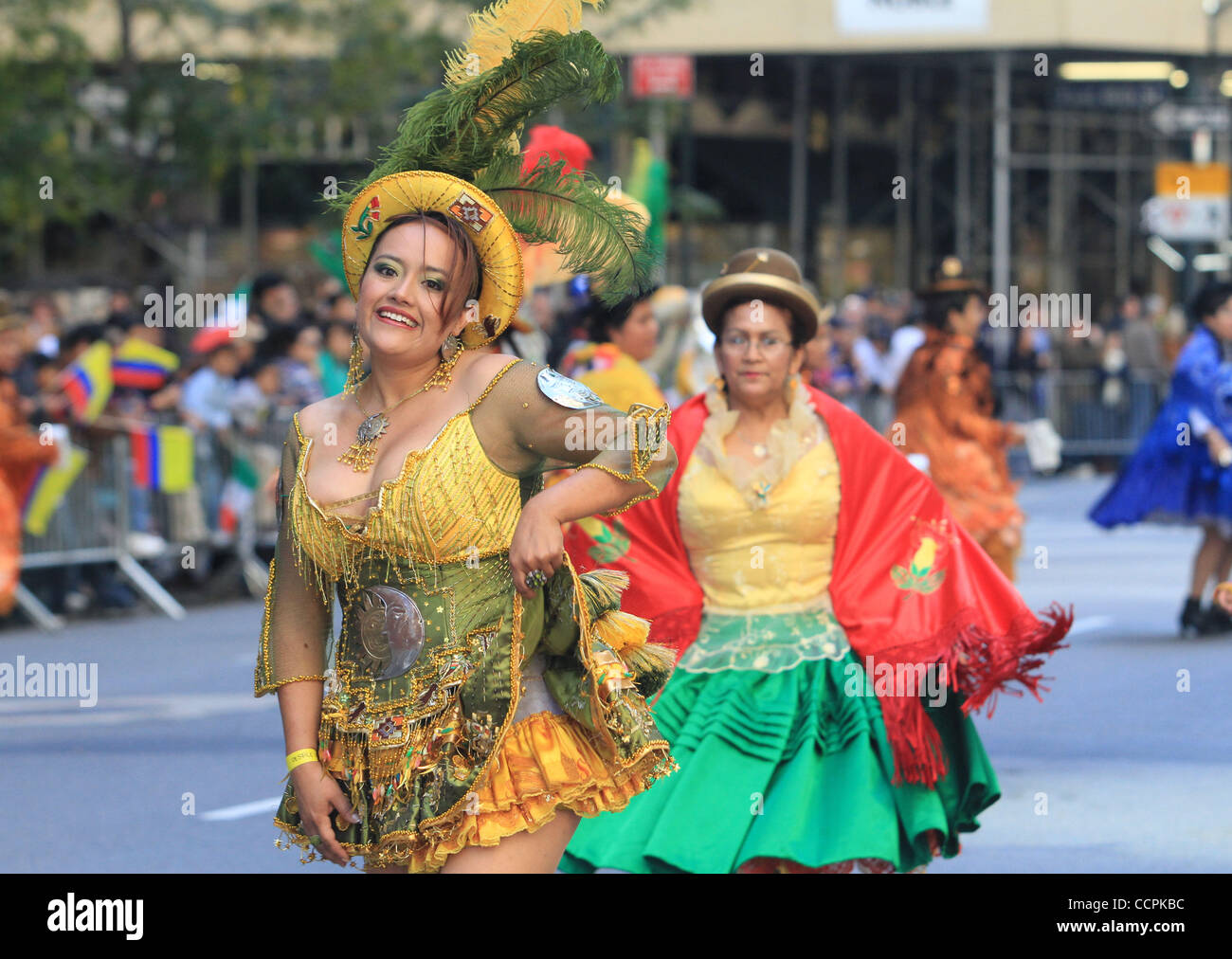 Parade-Besucher genießen die hispanischen Day Parade entlang der Fifth Avenue in Manhattan. Bildnachweis: Mariela Lombard/ZUMA Press. Stockfoto