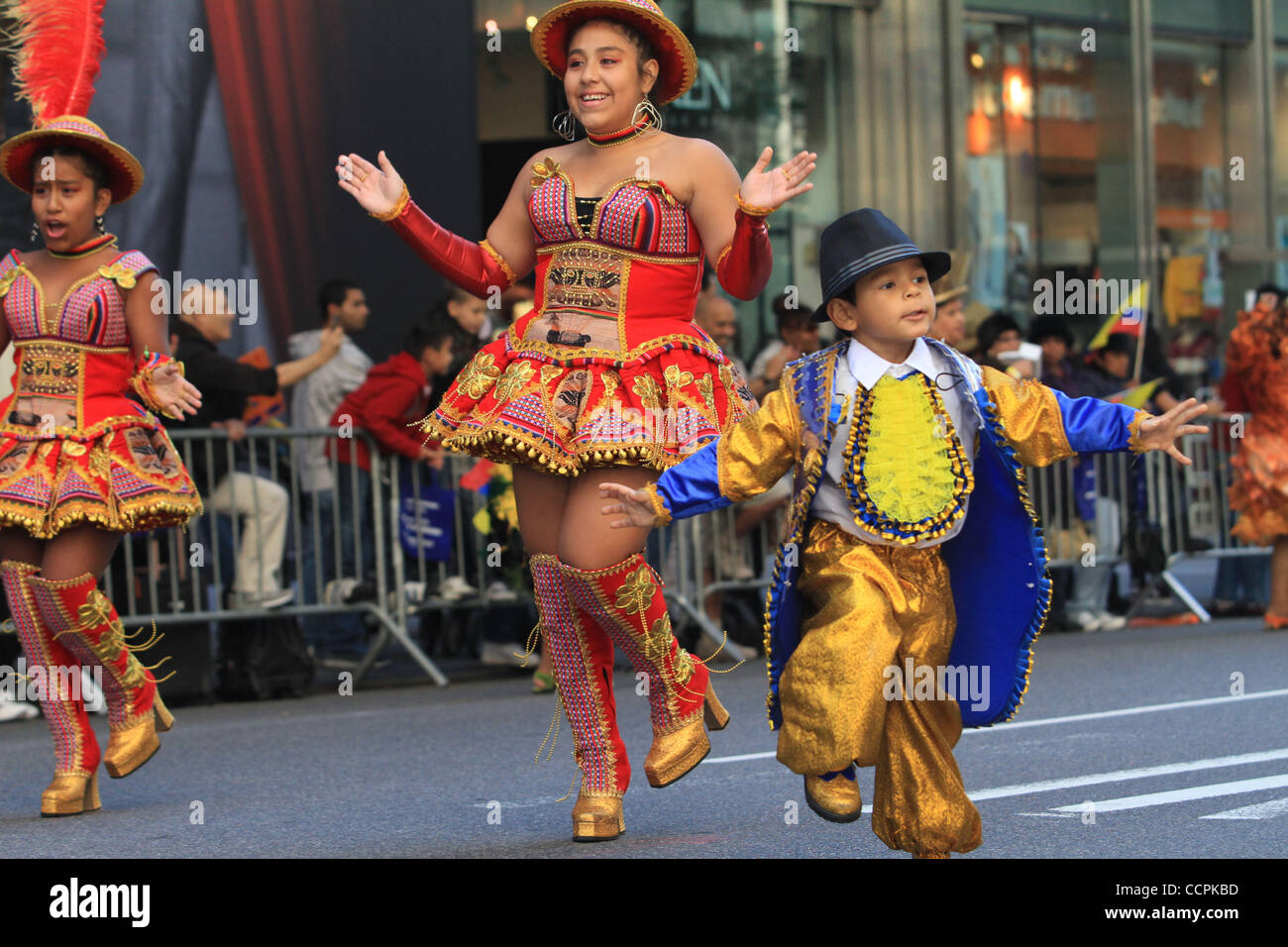 Parade-Besucher genießen die hispanischen Day Parade entlang der Fifth Avenue in Manhattan. Bildnachweis: Mariela Lombard/ZUMA Press. Stockfoto