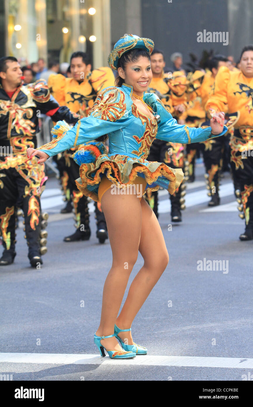 Parade-Besucher genießen die hispanischen Day Parade entlang der Fifth Avenue in Manhattan. Bildnachweis: Mariela Lombard/ZUMA Press. Stockfoto