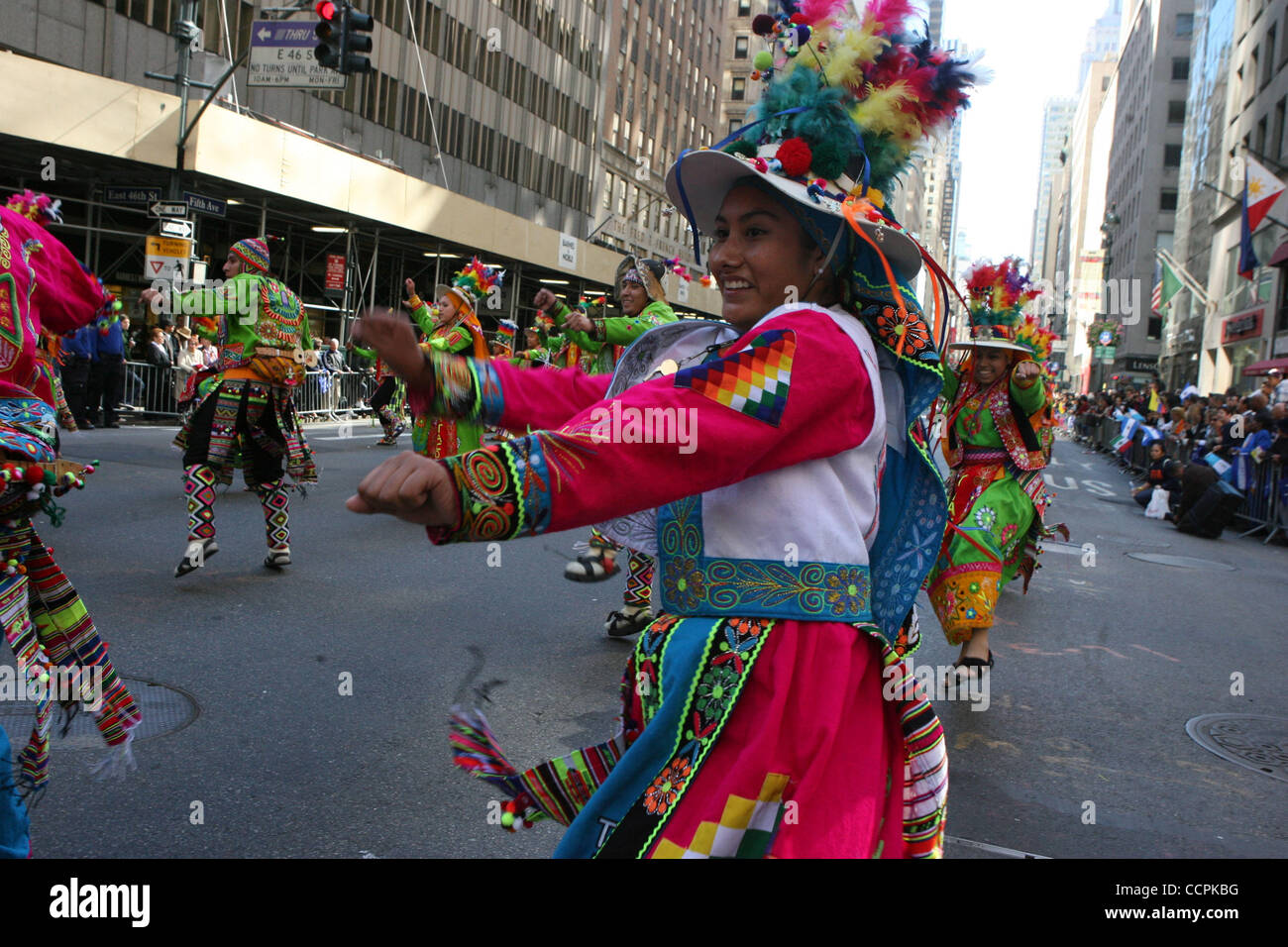 Parade-Besucher genießen die hispanischen Day Parade entlang der Fifth Avenue in Manhattan. Bildnachweis: Mariela Lombard/ZUMA Press. Stockfoto