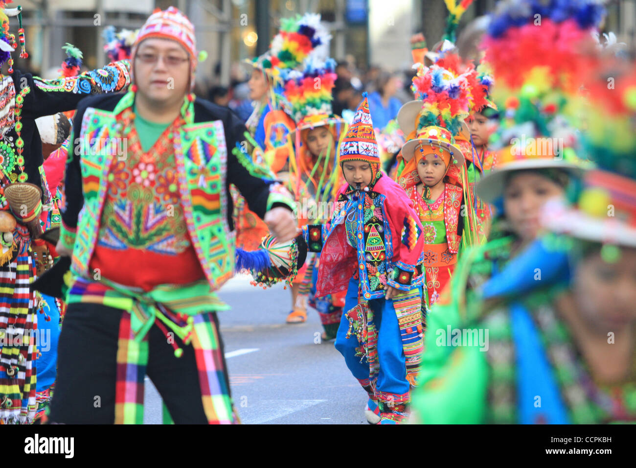 Parade-Besucher genießen die hispanischen Day Parade entlang der Fifth Avenue in Manhattan. Bildnachweis: Mariela Lombard/ZUMA Press. Stockfoto
