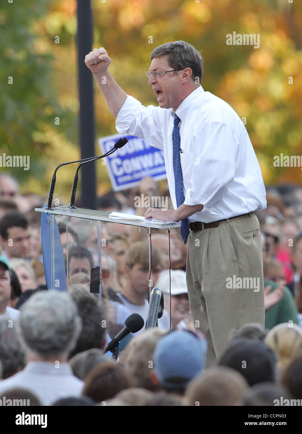 11. Oktober 2010 - Lexington, Kentucky, USA. -US Repräsentant BEN CHANDLER Kundgebungen die Masse, bevor Präsident BILL CLINTON die Bühne zur Kampagne für US Senat Kandidat JACK CONWAY (D) an der University of Kentucky nahm. (Bild Â © David Stephenson/ZUMA Press Kredit (Kredit-Bild: © David Step Stockfoto