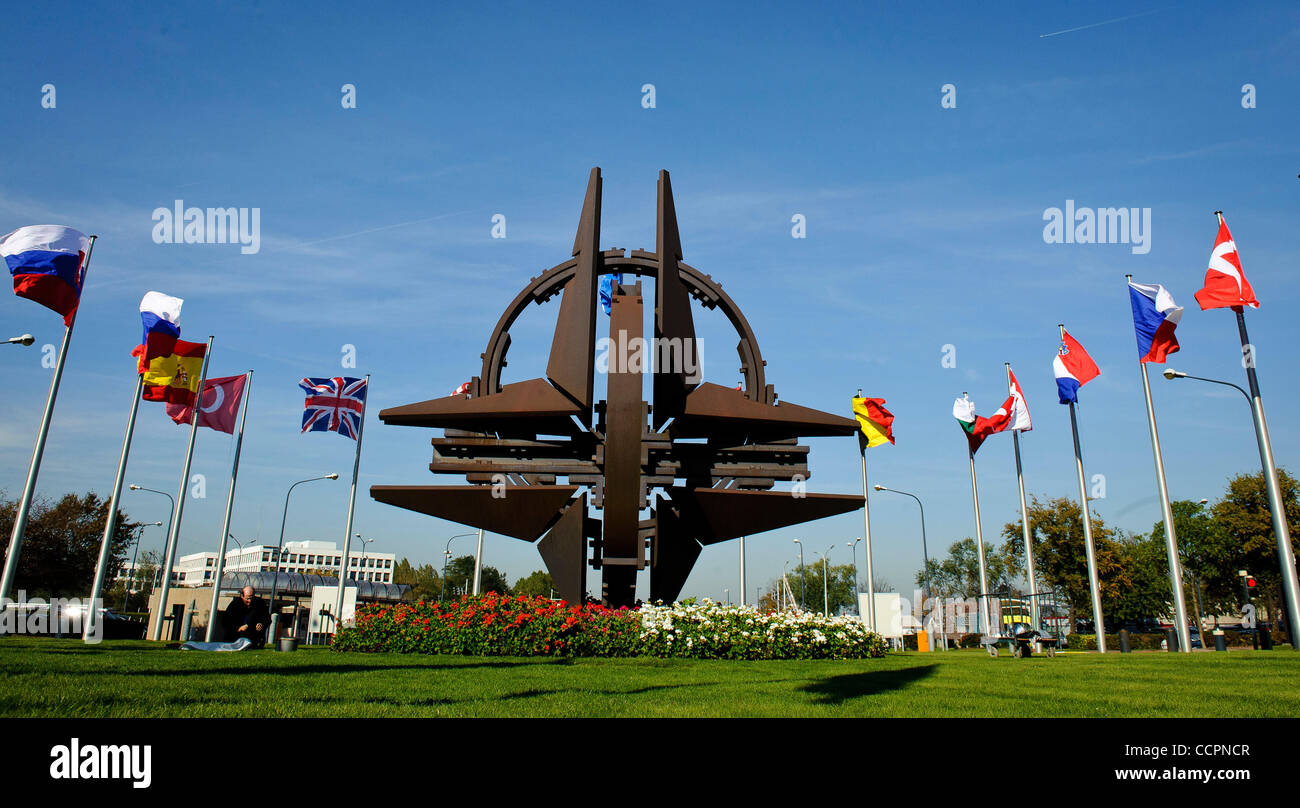 11. Oktober 2010 - BXL, Brüssel, Belgien - Symbol für das Nordatlantische Bündnis vor NATO-Hauptquartier, die Brüssel, Belgien am 2010-10-11 NATO-Minister in dieser Woche Änderungen im Leitbild des Bündnisses eine Kluft zwischen den USA, überbrücken prüfen wird, begünstigt, die eine größere internat Stockfoto