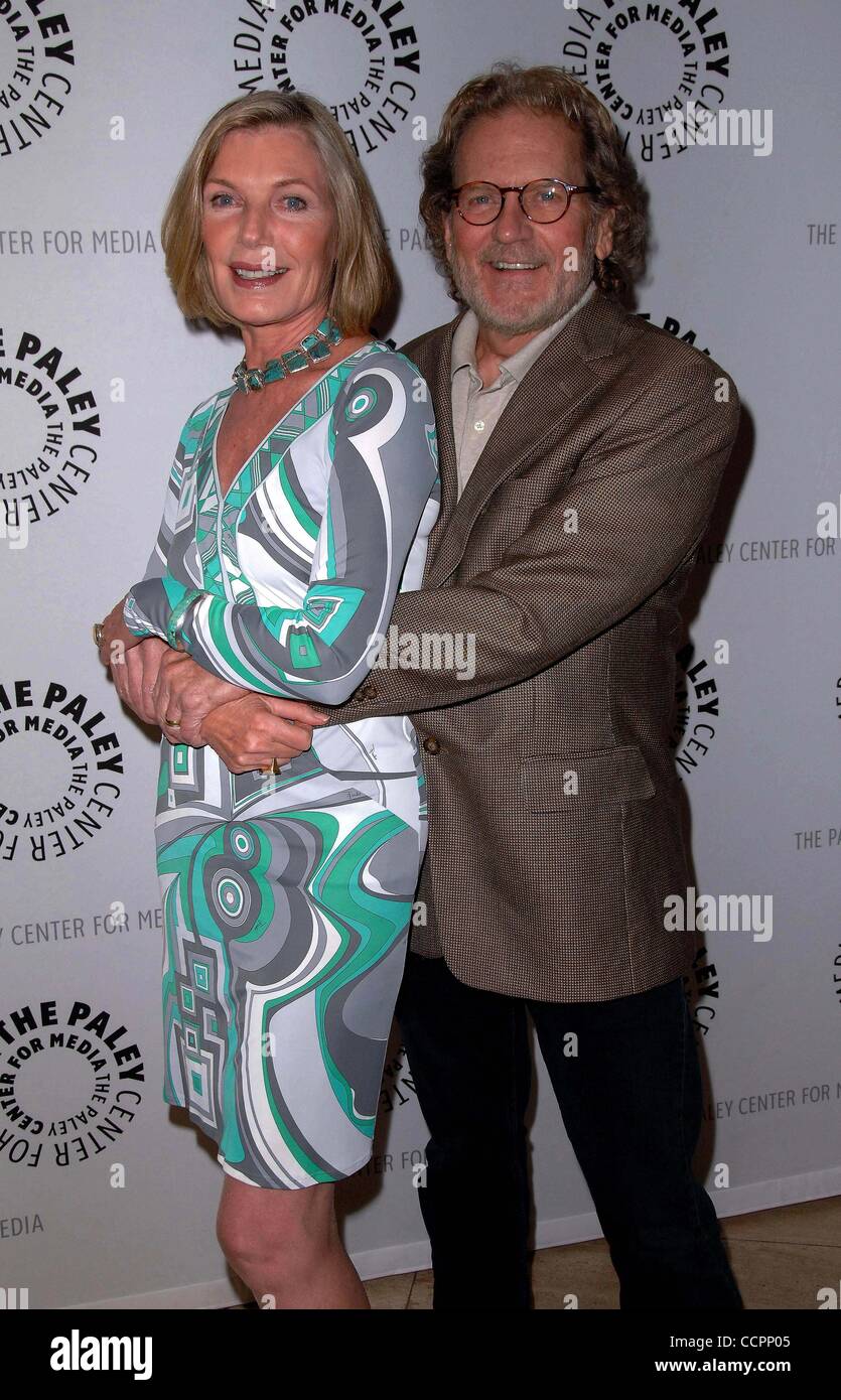 12. Oktober 2010 präsentiert - Hollywood, Kalifornien, USA - Paley Center für die Medien '' Falcon Crest: A Look Back'' am Paley Center for die Medien in Beverly Hills, CA 12.10.10 2010..SUSAN SULLIVAN, ROBERT FOXWORTH. K66548SK. (Kredit-Bild: © Scott Kirkland/Globe Photos/ZUMApress.com) Stockfoto