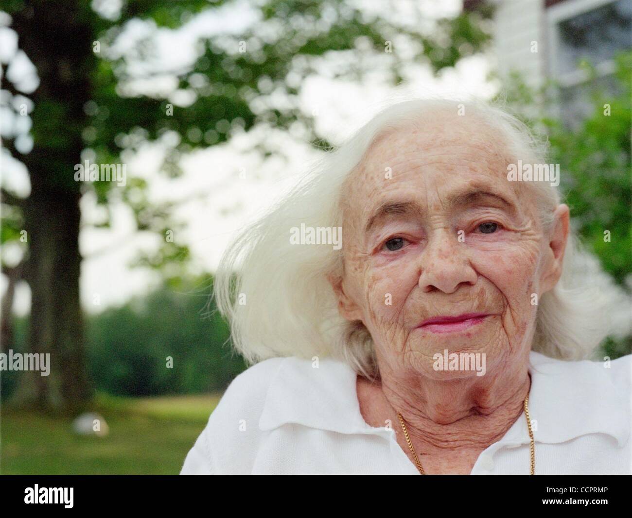 2. Oktober 2010 - Ellenville, New York, USA - BETTY ELKOS, langjähriger Bewohner von der vier-Jahreszeiten-Lodge. Im Jahr 1979 fast 100 Juden überlebten den NS-Konzentrationslagern und Ghettos, kaufte eine 44 Hektar großen Sommer-Bungalow-Kolonie der den Catskill Mountains und ihre eigenen Refugium geschaffen. Dies war einer der wenigen Stockfoto