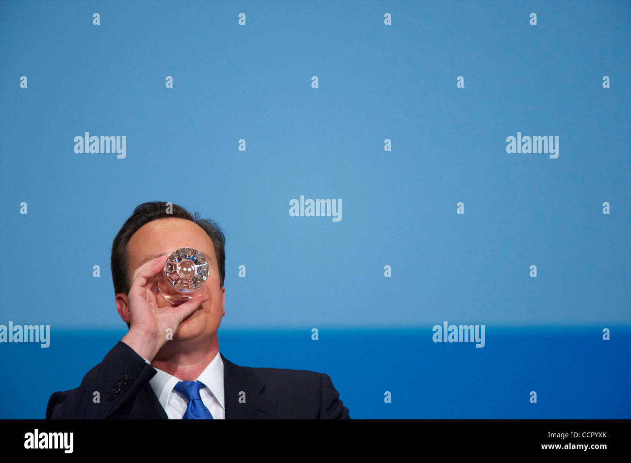 6. Oktober 2010 - nimmt Birmingham, England, Vereinigtes Königreich - Premierminister DAVID CAMERON einen Schluck Wasser während seines Anführers Rede auf die vierte und letzte Tag der konservativen Parteikonferenz im ICC, Birmingham, England. Herr Cameron abgegrenzt die umstrittensten Ausgabenkürzungen die dra Stockfoto