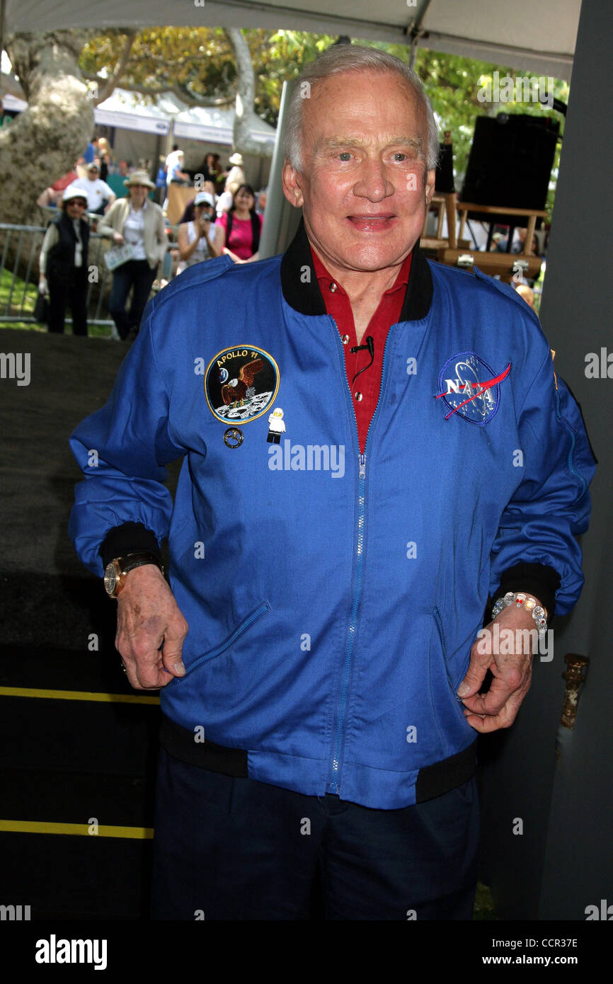 25. April 2010 - Hollywood, Kalifornien, US - I14741CHW. Der 15. jährlichen Los Angeles Times "Festival Of Books''. UCLA Campus, Westwood, CA .04/25/2010. BUZZ ALDRIN. 2010 (Kredit-Bild: © Clinton Wallace/Globe Photos/ZUMApress.com) Stockfoto