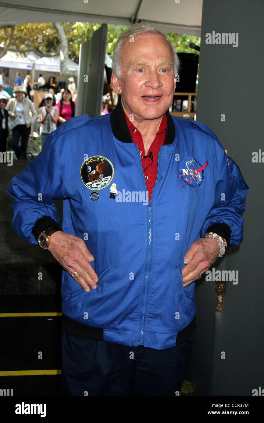25. April 2010 - Hollywood, Kalifornien, US - I14741CHW. Der 15. jährlichen Los Angeles Times "Festival Of Books''. UCLA Campus, Westwood, CA .04/25/2010. BUZZ ALDRIN. 2010 (Kredit-Bild: © Clinton Wallace/Globe Photos/ZUMApress.com) Stockfoto