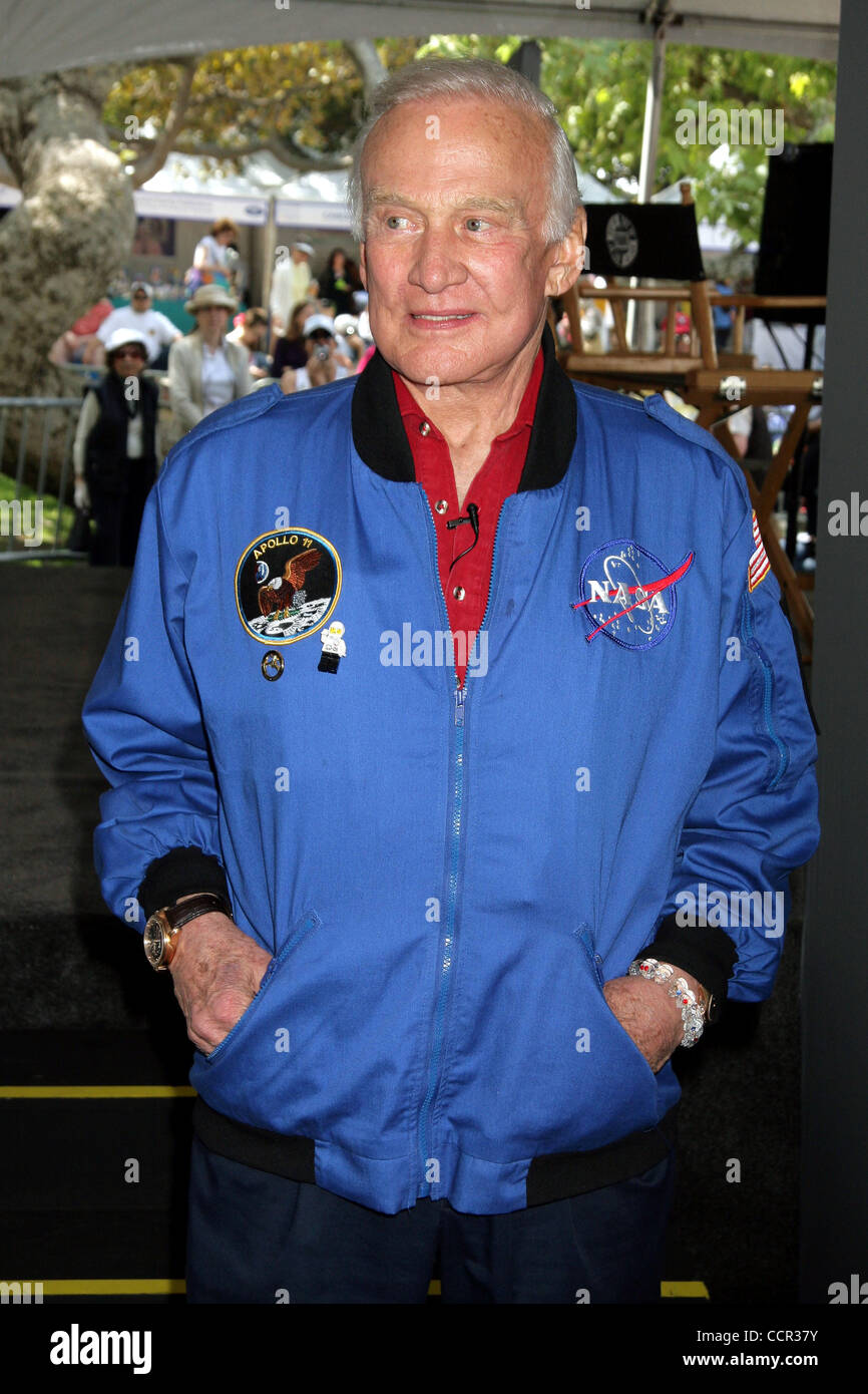 25. April 2010 - Hollywood, Kalifornien, US - I14741CHW. Der 15. jährlichen Los Angeles Times "Festival Of Books''. UCLA Campus, Westwood, CA .04/25/2010. BUZZ ALDRIN. 2010 (Kredit-Bild: © Clinton Wallace/Globe Photos/ZUMApress.com) Stockfoto