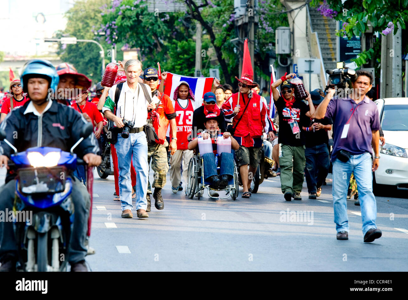 Red Shirts Unterstützer Thanksin Shinawatra Überschrift zum Government House. Schlüssel-Rothemden Führer Natthawut Saikua sagte sie Blut von Red Shirts gesammelt haben und werden es aufgrund des Government House Spritzen, so dass Politiker über das Blut der Menschen gehen, wie sie zur Arbeit gehen. Stockfoto