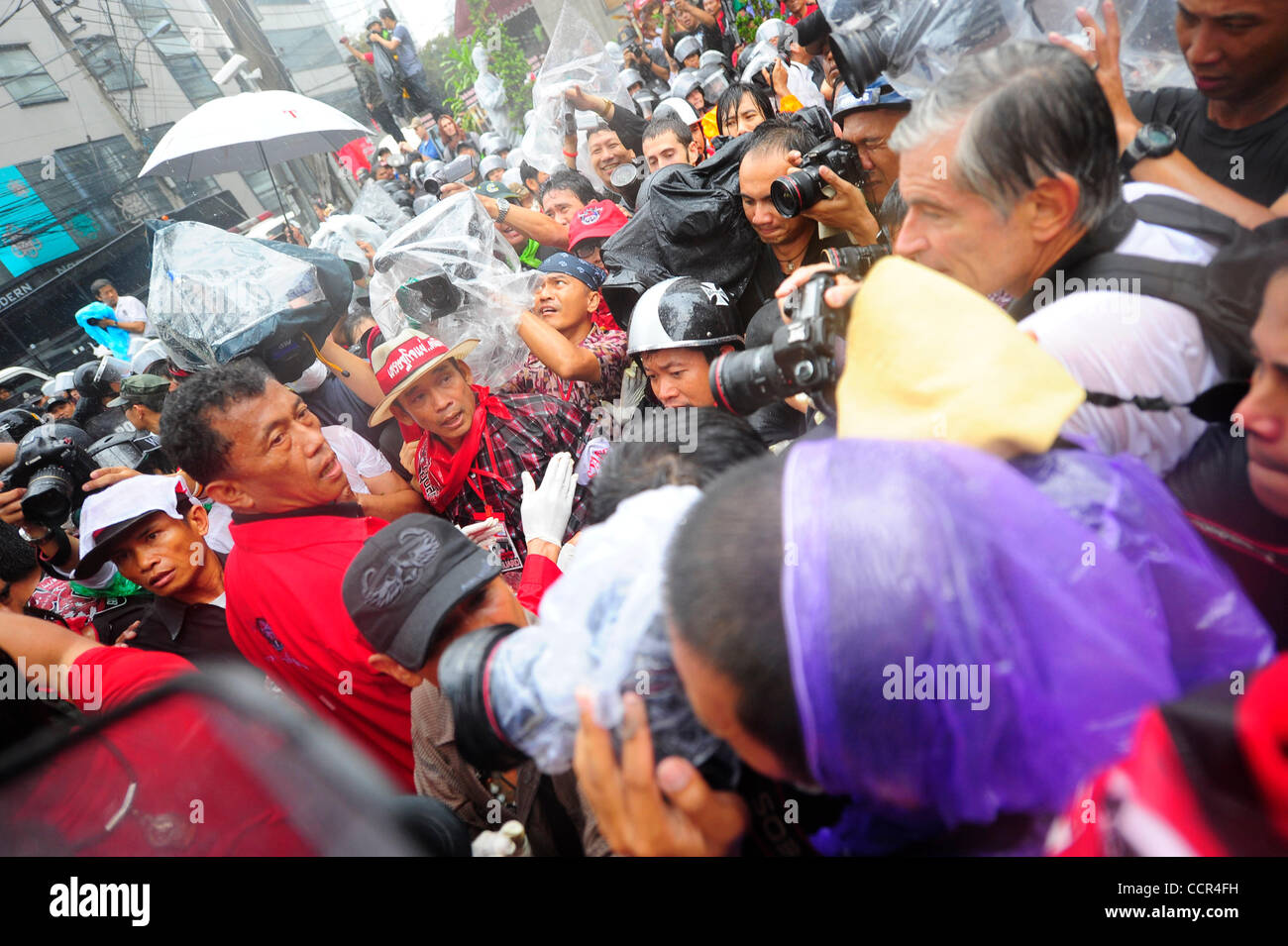Anhänger der ehemalige thailändische Premierminister Thanksin Shinawatra vor thailändische Premierminister Abhisit Vejjajiva Haus versuchen, sich über Polizei, menschliches Blut im Haus des Premierministers zu gießen. United Front für Demokratie gegen Diktatur aka Red Shirts vom ganzen Land demandin sammelt Stockfoto