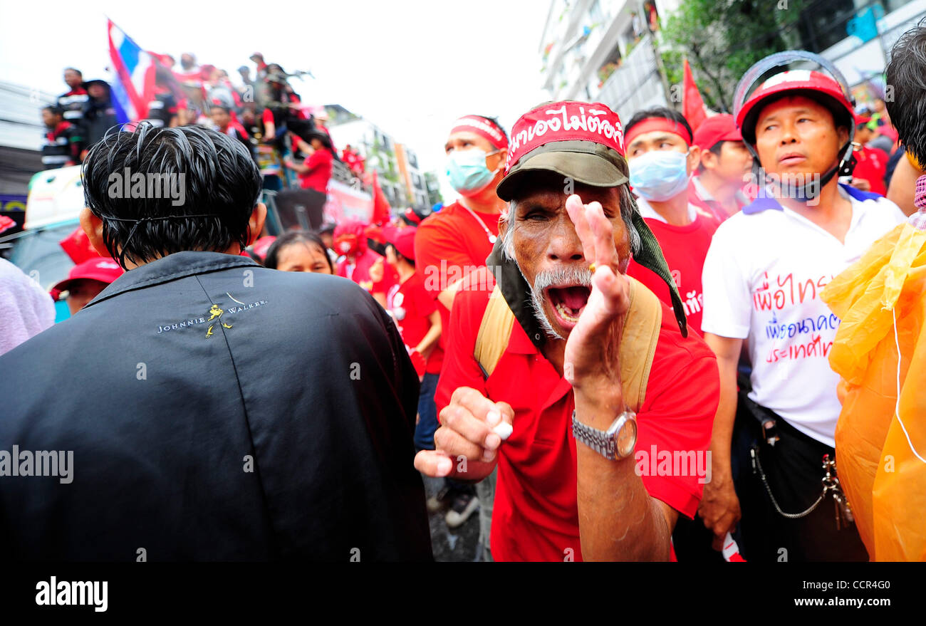 Unterstützer der ehemalige thailändische Premierminister Thanksin Shinawatra schreit aka Red Shirt thailändische Premierminister Haus. United Front für Demokratie gegen Diktatur aka Red Shirts sammelt von ganz über dem Land fordern Ministerpräsident Abhisit Vejjajiva für eine Auflösung des Hauses und der Forderung nach einem fr Stockfoto
