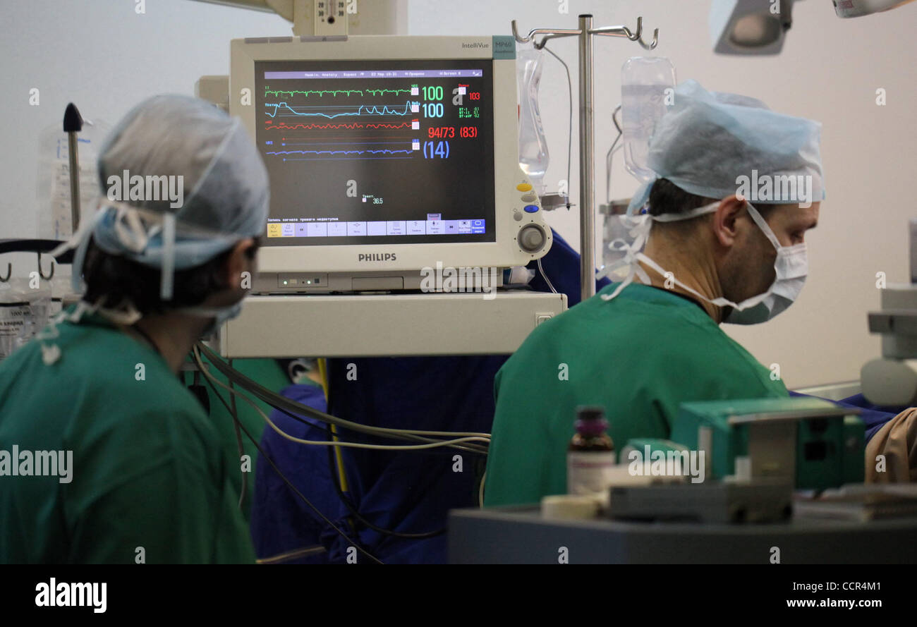 Tannen in Russland Betrieb, ein menschliches Wesen zu geben eine Herz-Implantat gelungen, Bakulev Wissenschaftszentrum für kardiovaskuläre Chirurgie von Moskau. Im Bild: Ärzte während der Operation. Stockfoto