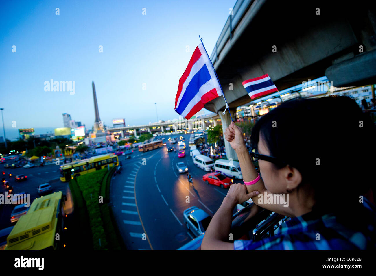 Anhänger der pro-Regierung Welle Thai Fahnen aus einer Überführung während einer Kundgebung zur Unterstützung der thailändischen Regierung am Victory Monument. Anti-Regierungschefs Red Shirts haben nahm das Angebot von thailändische Premierminister Abhisit Vejjajiva zu lösen das Parlament zwischen 15 und 30 September und das setup Stockfoto