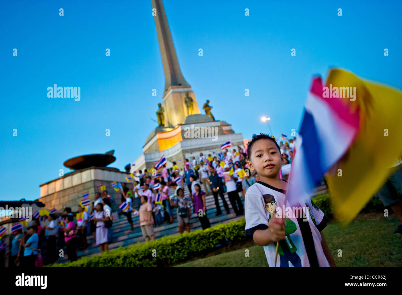 Anhänger der pro-Regierung Welle Royal Thai Fahnen während einer Kundgebung zur Unterstützung der thailändischen Regierung am Victory Monument. Anti-Regierungschefs Red Shirts haben nahm das Angebot von thailändische Premierminister Abhisit Vejjajiva zwischen 15 und 30 September das Parlament auflösen und neue ele Stockfoto