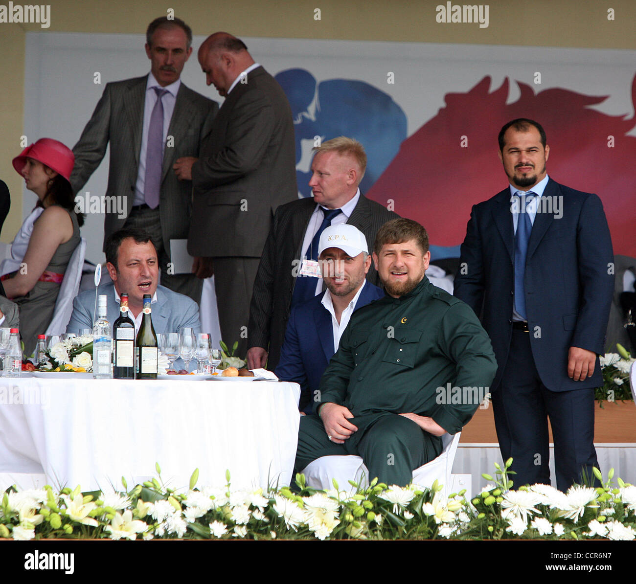 Tschetschenischen Präsidenten Ramzan Kadyrov (zweiter von rechts) Uhren das Presidential Pferderennen in Rostow am Don City of Russia statt. Präsident Kadyrov wird von seinem Cousin und tschetschenischen erster stellvertretender Ministerpräsident Adam Delimkhanov (im Bild links zurück sitzen von Kadyrow) begleitet. Das Pferd im Besitz von Preside Stockfoto