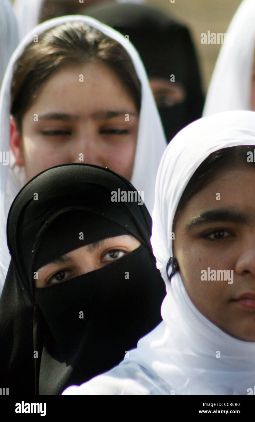 8. März 2010 - Srinagar, Kaschmir, Indien - Kashmiri muslimische Schüler nehmen Teil während der Muttertag in Srinagar, der Sommerhauptstadt des indischen Teil Kaschmirs. In den 20 Jahren des Konflikts im indischen Kaschmir verabreicht wurden zahlreiche Verdachtsfälle von Vergewaltigungen und Belästigungen vor allem gegen die indischen t Stockfoto