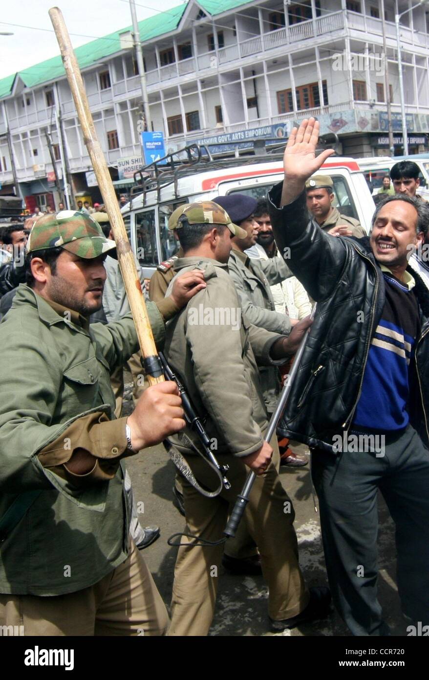 12. April 2010 - Srinagar, Kaschmir, Indien - Kashmiri Regierungsangestellten schreien regierungsfeindliche Parolen, wie Polizei, sie während einer Protestaktion in zentralen Srinagar zu stoppen versuchen. Mehr als 4,5 Lakh Mitarbeiter sind in den Streik protestieren, das Scheitern der Regionalregierung, verspricht der Freigabe der Arrea zu erfüllen Stockfoto