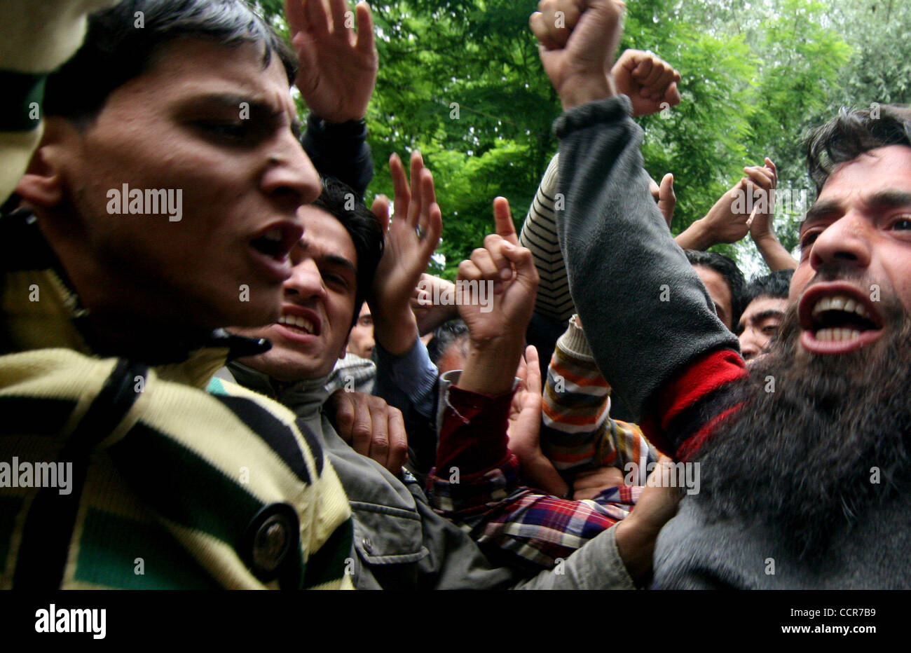 Kashmiri muslimische Unterstützer von Syed Ali Geelani, der Vorsitzende der Hardliner-Fraktion alle Parteien Hurriyat (Freiheit) Konferenz, ein Amalgam der verschiedenen separatistischen Organisation, schreien Parolen bei einer Protestkundgebung am Stadtrand von Srinagar, der Sommerhauptstadt des indischen Teil Kaschmirs, 7. Mai 2010. Stockfoto