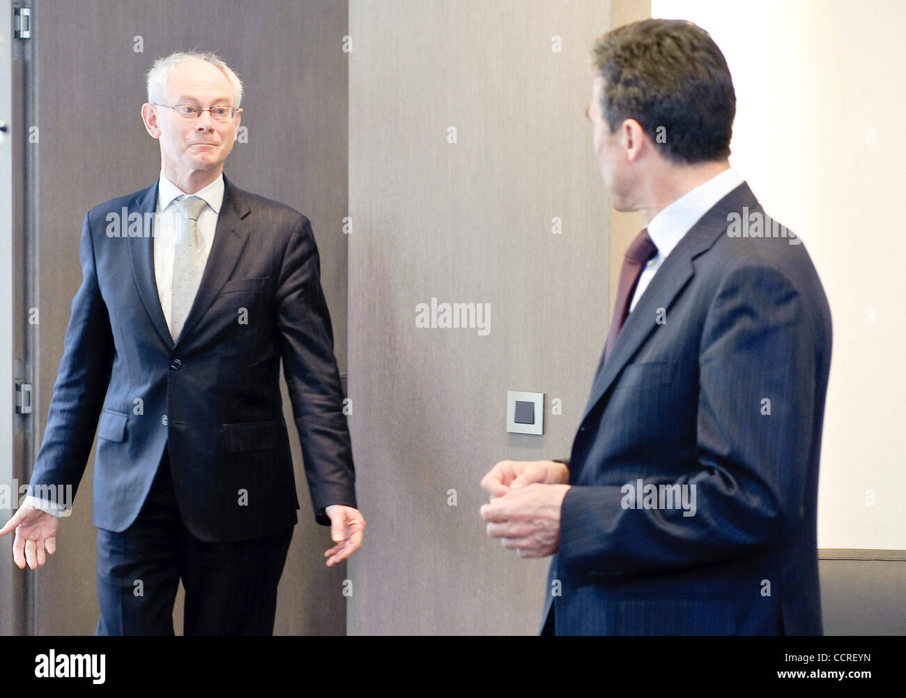 Europäische Rat Präsident Herman Van Rompuy (L) plaudert mit NATO-Generalsekretär Anders Fogh Rasmussen in Brüssel am 2010-03-22 © von Wiktor Dabkowski Stockfoto