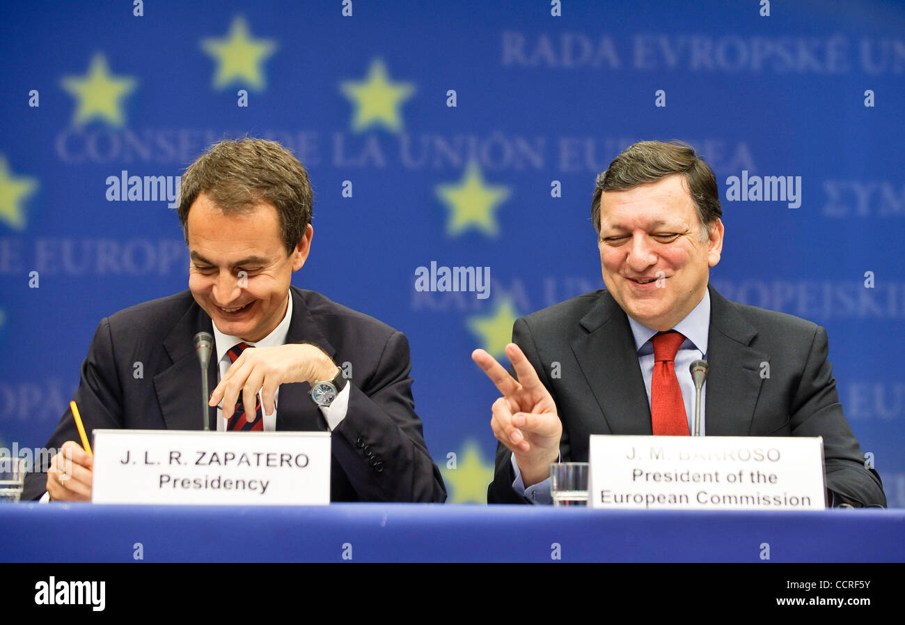 Spaniens Ministerpräsident José Luis Rodriguez Zapatero, links, und EU-Kommissionspräsident Jose Manuel Barroso beteiligen sich an einer Medienkonferenz in einem EU-Gipfel in Brüssel, Belgien am 2010-03-25 europäischen Staats-und Regierungschefs einen Moment der Wahrheit an einem Donnerstag Gipfel konfrontiert sind, wie Märkte drücken sie kommen Stockfoto